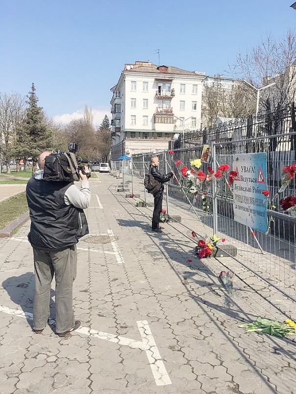 Украинская журналистка сорвала с ограды посольства РФ в Киеве записку о соболезнованиях Украинская журналистка сорвала с ограды посольства РФ в Киеве записку о соболезнованиях