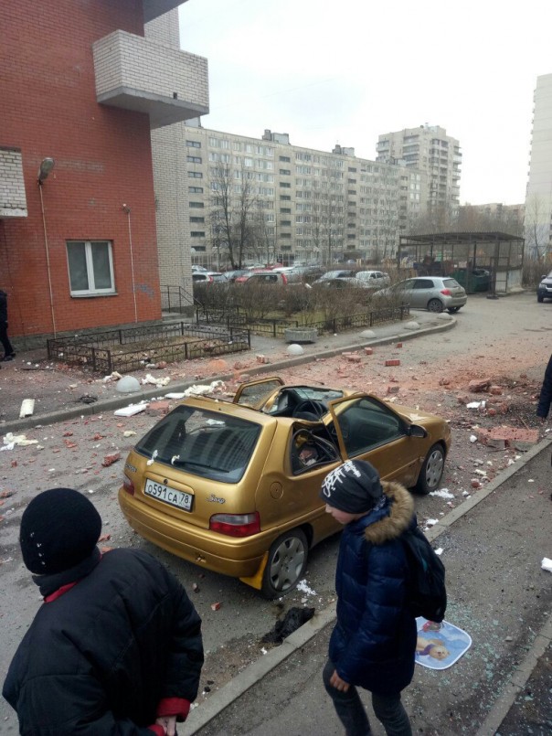 В жилом доме на востоке Петербурга прогремел взрыв (Фото, видео) В жилом доме на востоке Петербурга прогремел взрыв (Фото, видео)