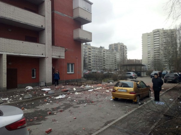 В жилом доме на востоке Петербурга прогремел взрыв (Фото, видео) В жилом доме на востоке Петербурга прогремел взрыв (Фото, видео)