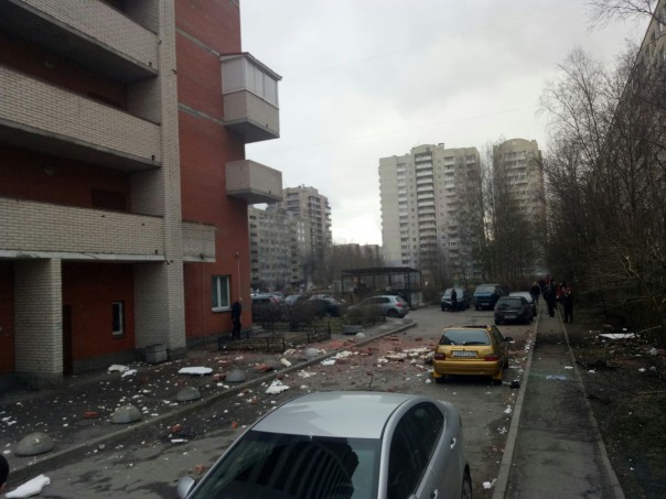 В жилом доме на востоке Петербурга прогремел взрыв (Фото, видео) В жилом доме на востоке Петербурга прогремел взрыв (Фото, видео)