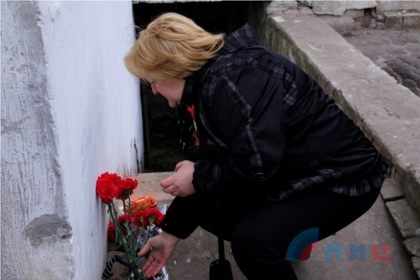 Общественники открыли в Луганске мемориальную доску Валерию Болотову