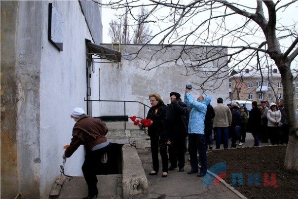 Общественники открыли в Луганске мемориальную доску Валерию Болотову