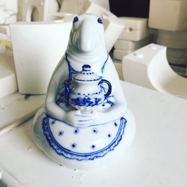 В Гжели сделали сувенирного Ждуна в фартуке и с чайником в руках
