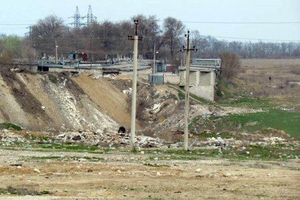 Жители Мариуполя устроили свалку на земле «для АТОшников»