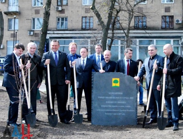 Полсотни деревьев высажено на аллее дружбы «Донецку от Липецка» в центре столицы ДНР Полсотни деревьев высажено на аллее дружбы «Донецку от Липецка» в центре столицы ДНР