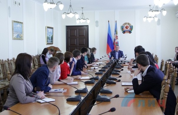 Молодежь ЛНР и Народный Совет разработали структуру молодежного парламента и обговорили ряд насущных вопросов