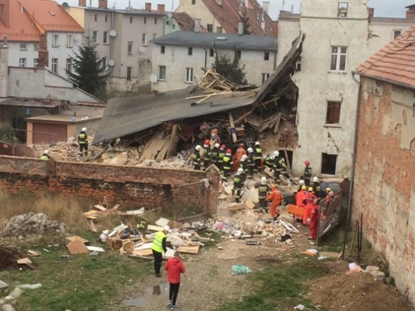 Обвал жилого дома в Польше, есть жертвы Обвал жилого дома в Польше, есть жертвы