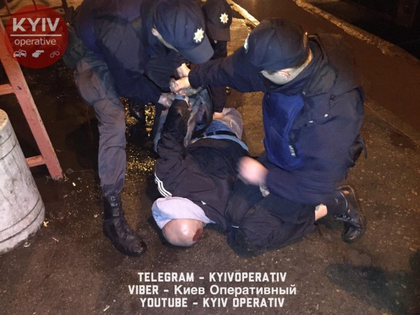 В Киеве устроили кровавую поножовщину в троллейбусе В Киеве устроили кровавую поножовщину в троллейбусе