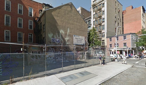 Житель Нью-Йорка почти год живёт в замаскированном мусорном контейнере за $1500 Житель Нью-Йорка почти год живёт в замаскированном мусорном контейнере за $1500