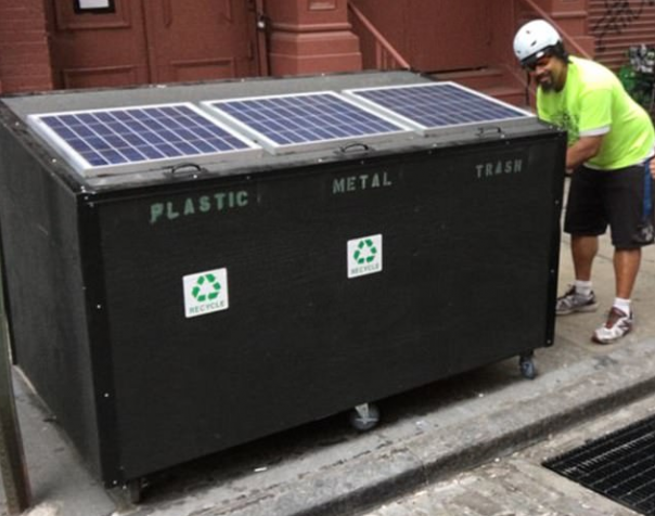 Житель Нью-Йорка почти год живёт в замаскированном мусорном контейнере за $1500