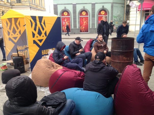 В центре Харькова бандерлоги заблокировали отделение «Сбербанка». Радикалы устроили потасовку с полицией в Харькове В центре Харькова бандерлоги заблокировали отделение «Сбербанка». Радикалы устроили потасовку с полицией в Харькове