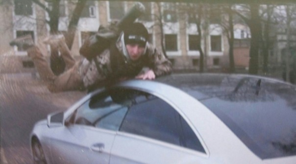 Водитель Mercedes сбил на тротуаре активистов "Стопхама" на рейде в Петербурге Водитель Mercedes сбил на тротуаре активистов "Стопхама" на рейде в Петербурге