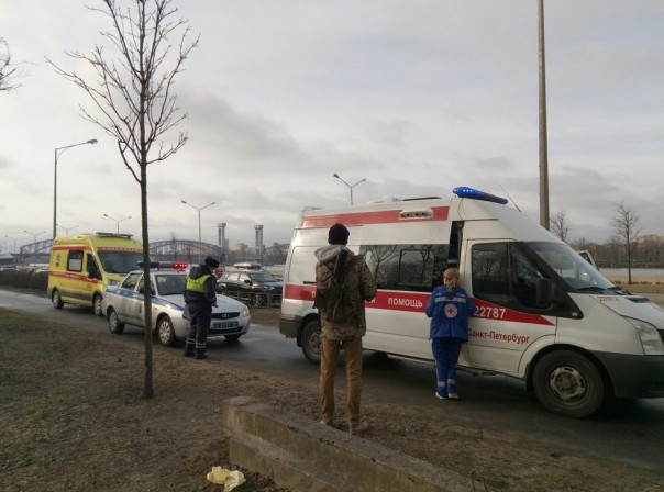 Водитель Mercedes сбил на тротуаре активистов "Стопхама" на рейде в Петербурге
