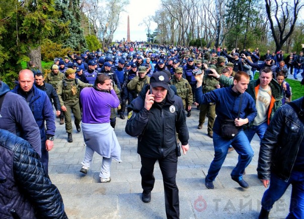 В Одессе нацисты попытались атаковать участников празднования Дня освобождения города В Одессе нацисты попытались атаковать участников празднования Дня освобождения города