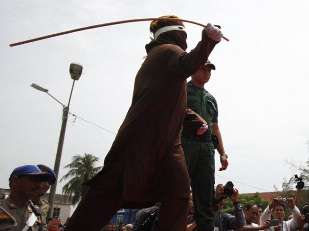 Два индонезийца получат по 100 ударов розгами за однополый секс