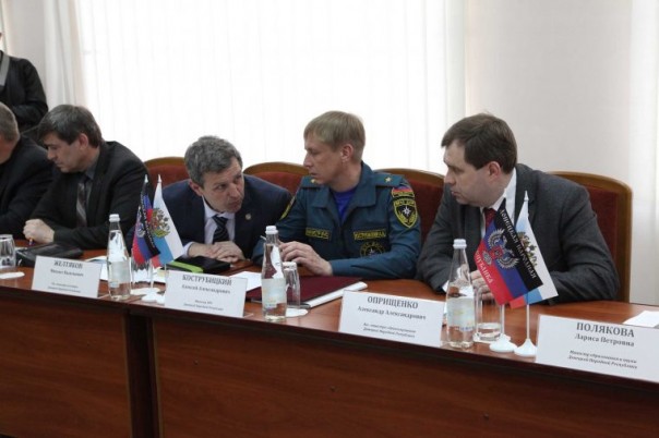 В ДНР прошёл круглый стол на тему: "Гуманитарная программа по воссоединению народа Донбасса"