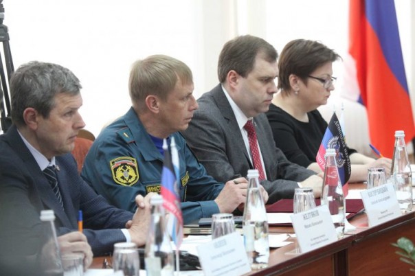 В ДНР прошёл круглый стол на тему: "Гуманитарная программа по воссоединению народа Донбасса"