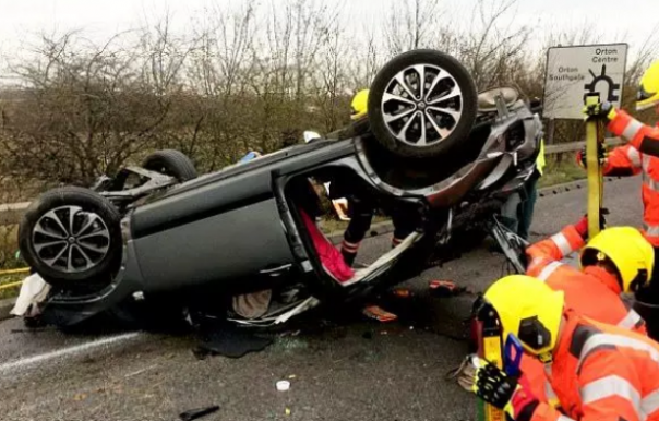 Машина с пьяной автоледи за рулём и младенцем перелетела через забор (видео) Машина с пьяной автоледи за рулём и младенцем перелетела через забор (видео)