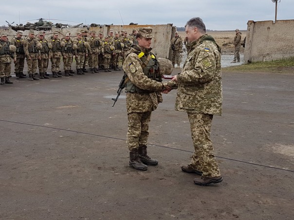Петя-кровавый на Луганщине наградил укрофашистов ударников обстрелов Донбасса и пообещал повысить им зарплату Петя-кровавый на Луганщине наградил укрофашистов ударников обстрелов Донбасса и пообещал повысить им зарплату