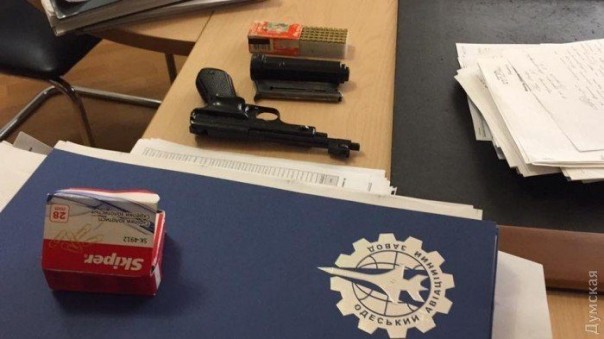 В результате обыска на одесском авиазаводе нашли украденный самолет