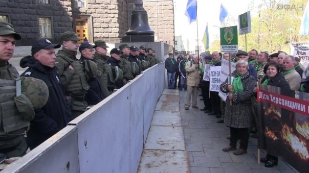 Без леса, без отрасли, без зарплаты - в Киеве протестовали лесники Без леса, без отрасли, без зарплаты - в Киеве протестовали лесники