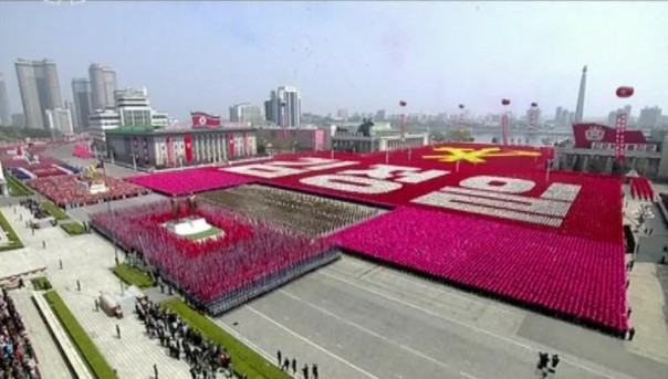 На центральной площади Пхеньяна начался грандиозный военный парад | СМИ: США все-таки не станут наносить удары по КНДР