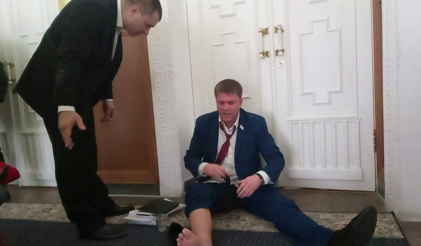 "Андрюх, ну не исполняй!" Харьковский депутат устроил в мэрии босую "забастовку"
