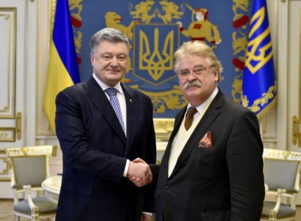 Порошенко наградил украинским орденом немецкого политика, поддержавшего свержение Януковича