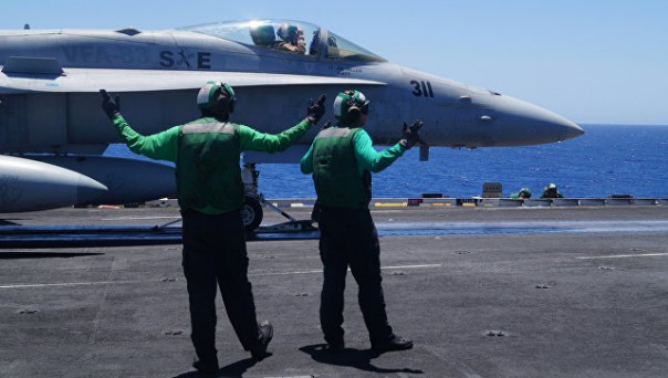 Истребитель F-18 с авианосца "Карл Винсон" потерпел крушение в море