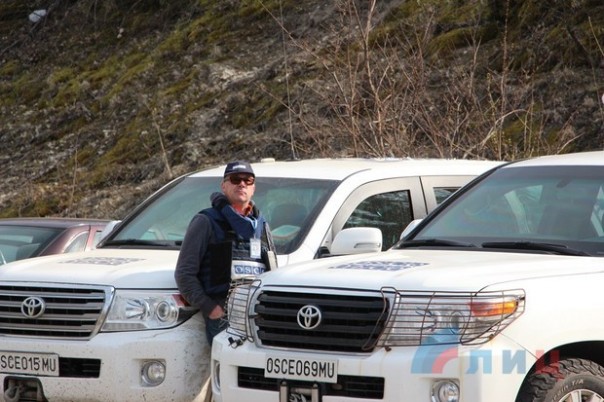 Сотрудник СММ погиб, еще один ранен в результате подрыва машины миссии ОБСЕ под Луганском