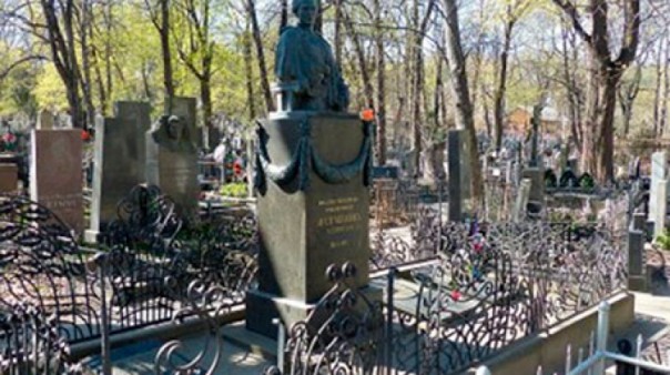 Европейские хроники: в Киеве обокрали могилу Леси Украины 