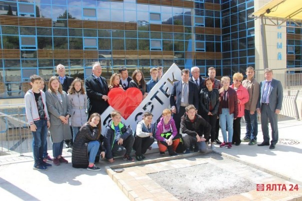 Немецкая делегация в восторге от посещения Артека: мы как будто попали в парадиз! Немецкая делегация в восторге от посещения Артека: мы как будто попали в парадиз!