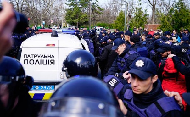 Полиция Украины: разута, раздета и без патронов