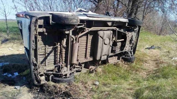 На Луганщине перевернулся микроавтобус: девять пострадавших На Луганщине перевернулся микроавтобус: девять пострадавших