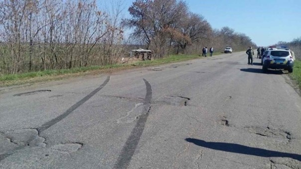 На Луганщине перевернулся микроавтобус: девять пострадавших На Луганщине перевернулся микроавтобус: девять пострадавших