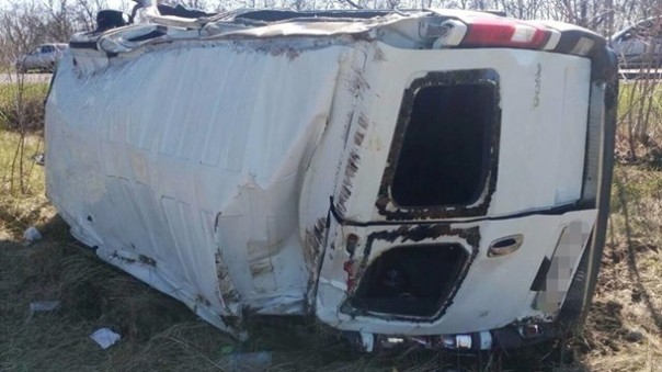 На Луганщине перевернулся микроавтобус: девять пострадавших На Луганщине перевернулся микроавтобус: девять пострадавших