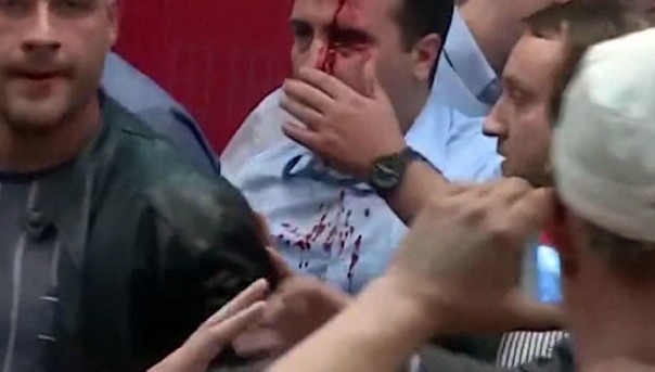 Погром в парламенте Македонии: пострадали около 100 человек