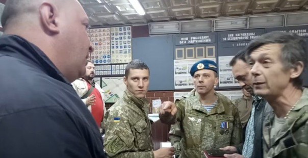 В Запорожье хрюмберги пришли "на разборки" к водителю маршрутки, отказавшему бойцу "АТО" Алексею Христенко в льготном проезде