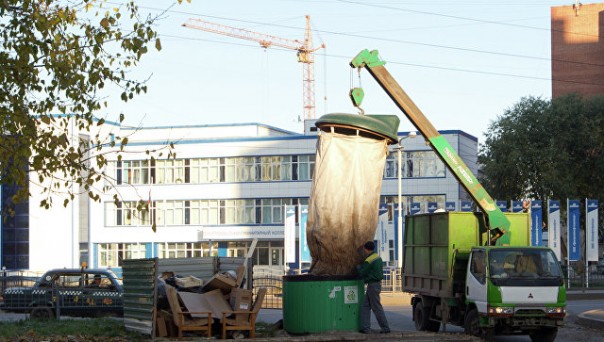 В Крыму начали вываливать мусор у домов ответственных за уборку чиновников