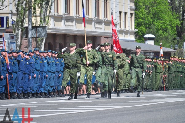 Более тысячи силовиков ДНР приняли участие в репетиции парада Победы в центре Донецка