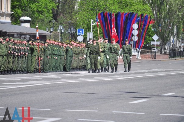 Более тысячи силовиков ДНР приняли участие в репетиции парада Победы в центре Донецка Более тысячи силовиков ДНР приняли участие в репетиции парада Победы в центре Донецка