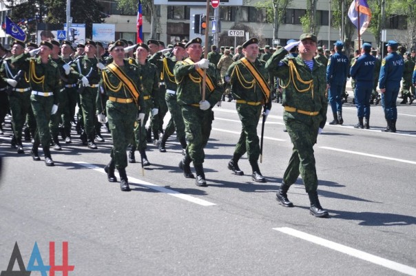 Более тысячи силовиков ДНР приняли участие в репетиции парада Победы в центре Донецка Более тысячи силовиков ДНР приняли участие в репетиции парада Победы в центре Донецка