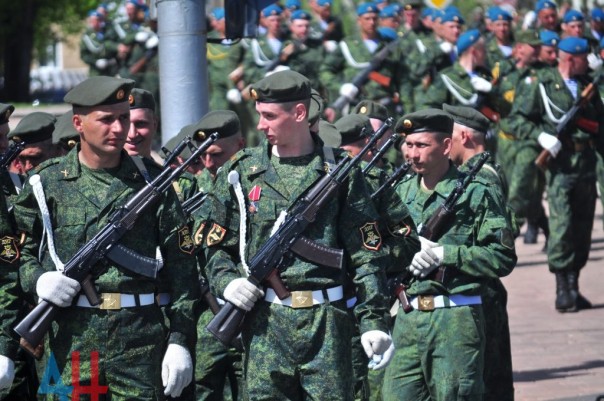 Более тысячи силовиков ДНР приняли участие в репетиции парада Победы в центре Донецка Более тысячи силовиков ДНР приняли участие в репетиции парада Победы в центре Донецка