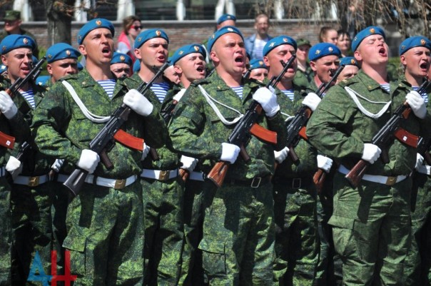 Более тысячи силовиков ДНР приняли участие в репетиции парада Победы в центре Донецка Более тысячи силовиков ДНР приняли участие в репетиции парада Победы в центре Донецка