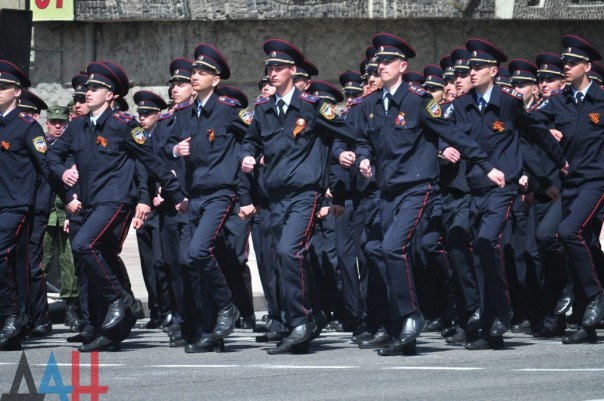 Более тысячи силовиков ДНР приняли участие в репетиции парада Победы в центре Донецка Более тысячи силовиков ДНР приняли участие в репетиции парада Победы в центре Донецка