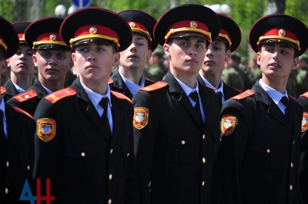 Более тысячи силовиков ДНР приняли участие в репетиции парада Победы в центре Донецка Более тысячи силовиков ДНР приняли участие в репетиции парада Победы в центре Донецка