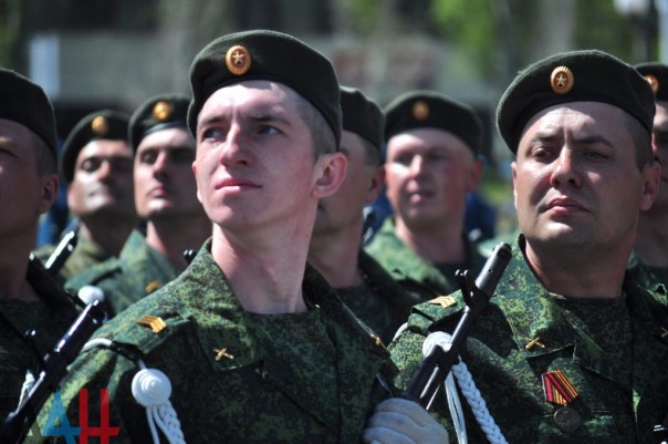 Более тысячи силовиков ДНР приняли участие в репетиции парада Победы в центре Донецка Более тысячи силовиков ДНР приняли участие в репетиции парада Победы в центре Донецка