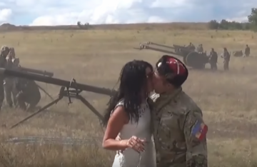 Свадьба на передовой: в Сеть попали кадры церемонии под торжественные залпы «Градов»