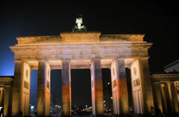 В ЕС почтили память погибших в петербургском теракте, подсветив Бранденбургские ворота в цвета российского флага