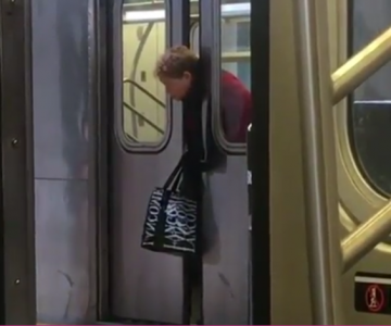 В метро Нью-Йорка зажатая дверями женщина не дождалась помощи от пассажиров